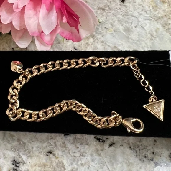 💖NWT Guess gold tone charm bracelet - Picture 2 of 7